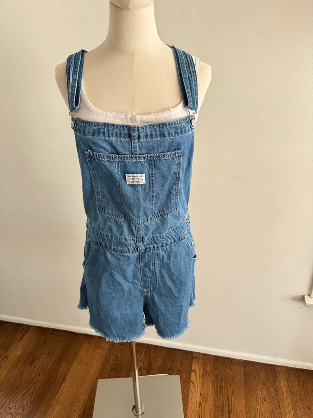 Levi’s Women’s XL Denim Short Overalls Light Wash Frayed Hem Summer